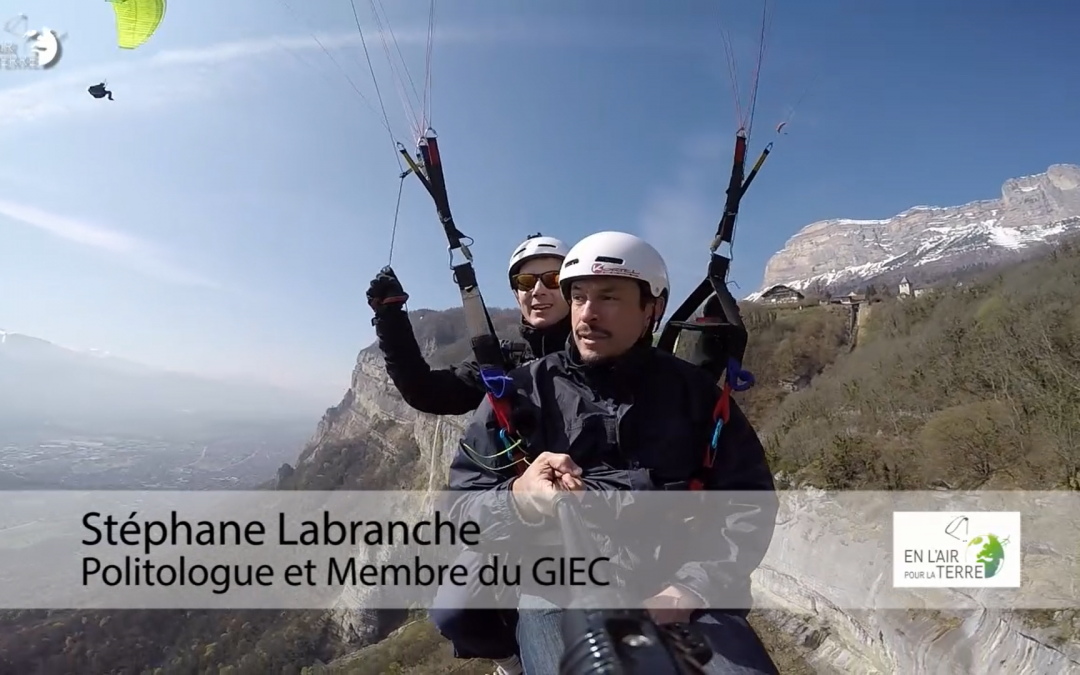 The COP21 presented as ever in paragliding